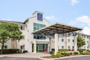 Гостиница Motel 6-Brampton, ON - Toronto  Брэмптон